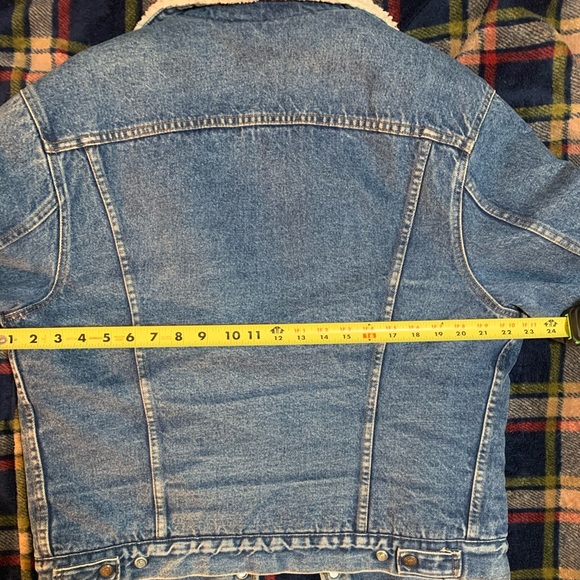 Vintage Levi’s Sherpa lined denim trucker jacket - Picture 5 of 7